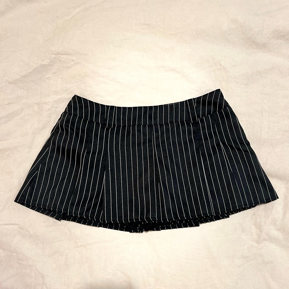 Black pinstripe pleated mini skirt size Small